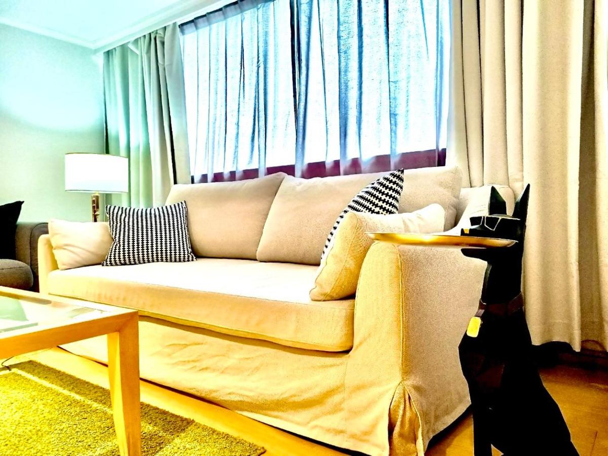 Large family room near Metro Taipei station for comfort and convenience, where 5 can relax and create unforgettable moments